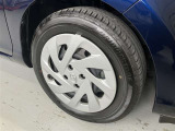 タイヤサイズは185/60R15!残り溝は6ミリ程度です!ホイールキャップに擦り傷箇所あり。(右フロントタイヤ)