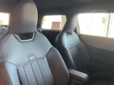 MINIのスポーツシートは身体を包み込むデザインになっており、長距離運転でも疲れづらい設計になっています!!