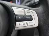 ◆アダプティブクルーズコントロール◆予め設定した車速内でクルマが自動的に加減速。前走車との適切な車間距離を維持しながら追従走行します。【LKAS】車線維持支援システムでステアリング操作を支援。