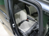 程よい硬さとホールド性が高いシートで長時間運転も快適です。