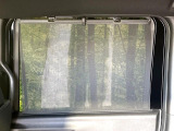 【ロールシェード】日差しや車外からの光が眩しいときにサッと引き出して使える、ロール格納タイプのサンシェードを装備。後席に乗ったお子様がウトウトしだした時など、ぜひご活用ください♪