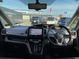大きなフロントガラスで視界も広く運転しやすいですよ。