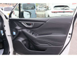 【運転席内ドア 】ミラー操作やウィンドウ開閉スイッチはドライバー目線で配置され、快適な操作性を実現!