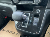 シフトレバーは簡単操作で運転もしやすくなっております!!