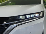 【LEDヘッドライト】悪天候や夜間走行時も良好な視界を確保し安心して運転できる高輝度LEDヘッドライトを装備!点灯速度が早く、消費電力も抑えられています。