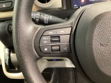 ステアリングにオーディオ操作スイッチが付いています。オーディオ画面に直接タッチしなくても操作が出来ますので、運転に集中できます。
