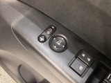 狭い駐車場で便利な電動格納ドアミラーが付いています。