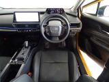 革巻きステアリングで快適な操作性の運転席です。