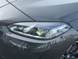 LEDヘッドライト。先進のLEDテクノロジーを採用。照射される白色光の周波特性は太陽に近く、バイキセノンヘッドライトを上回るコントラストでさらに明るく輝きます。悪天候の日でも優れた視認性を発揮します。