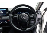 運転中もハンドルでの操作が可能です。特に高速道路等の目が離せない運転時には、便利さだけでなく、安全性も兼ね備えております。