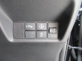 パーキングセンサーや横滑りを防ぐVSA等のスイッチ類は運転席の右側、手の届きやすい位置にあります。