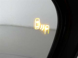 隣車線を走る車両をレーダーで検知し、ドアミラーでは確認しにくい後側方エリアに存在する車両に加え、急接近してくる車両も検知します。車両を検知するとドアミラーに搭載されたLEDインジケーターが点灯します。