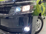 【LEDヘッドライト】悪天候や夜間走行時も良好な視界を確保し安心して運転できる高輝度LEDヘッドライトを装備!点灯速度が早く、消費電力も抑えられています。