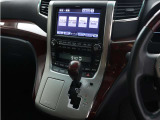 【HDDナビ】8インチHDDナビ+電動開閉後席モニターほか5.1chサウンドシステムと、車内18個のスピーカー、フルセグTV、ブルートゥース機能など多彩な機能が満載です!