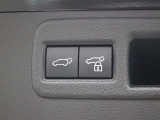 ハンズフリーパワーバックド(挟み込み防止機能・停止位置メモリー機能付)が装備されています。スマートキーを携帯していれば、リヤバンパーの下に足を出し入れするだけでバックドアが自動開閉します。