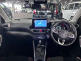 スイッチ類が手元で直感的に操作できる実用的なレイアウト。必要な情報が一目で確認でき、日常の運転を快適にサポートするインパネです。