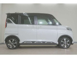 リアには左右スライドドアを採用。狭い駐車場でも開閉しやすく、強風の日でもドアが煽られにくくなっております。小さなお子さまやご年配の方も安心して乗り降りできます。