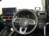 運転席まわりです。 各操作スイッチは使いやすい位置に配置されてます。