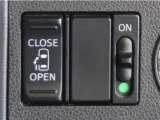 片側電動スライドドアのスイッチ付です。車内からもスイッチ一つで楽にドアの開閉が可能です。電動なので開閉時に力を使う必要がなく、半ドアになることもありません!