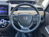 インテリアに合わせたデザインのステアリングは、運転される方のことも考え、運転しやすい形状、大きさです。是非一度、実際に触ってお確かめください。