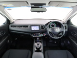 ヴェゼルの開放的な前方視界。視界広々で非常に運転しやすくロングドライブでも疲れを感じさせないすっきりとまとまったインパネ周りです。また、全ての装備が適正配置されていて操作性に優れています。
