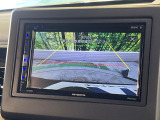 【バックカメラ】駐車時に後方がリアルタイム映像で確認できます。大型商業施設や立体駐車場での駐車時や、夜間のバック時に大活躍!運転スキルに関わらず、今や必須となった装備のひとつです!