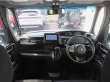 【インパネ周り】広々とした視界性の良い運転席です。ゆったりとした快適な乗り心地で運転できます。インテリアカラーはブラックを基調とし、漆黒に映えるクロームメッキの輝きで上質な空間を演出しました。