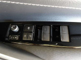 パワーウィンドウスイッチで運転席から全席の窓の開閉ができます。