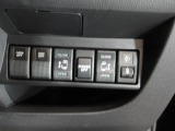 運転席、助手席ともに電動スライドドアを採用しております。狭い場所での乗り降りに大変役立つ快適な装備です。