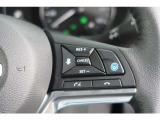 プロパイロットは高速道路の運転で、アクセル、ブレーキ、ハンドルの操作をクルマがアシスト。ドライバーの負担を軽減します。