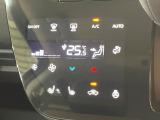 【オートエアコン】一度お好みの温度に設定すれば、車内の温度を検知し風量や温度を自動で調整。暑い&hellip;寒い&hellip;と何度もスイッチ操作をする必要はありません。快適な車内空間には必須の機能ですね♪