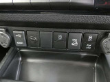 Aマークのスイッチはアイドリングストップ機能のON,OFF切替スイッチです。信号待ち等で停車時に一時的にエンジンを止めます、燃費向上に貢献しています。