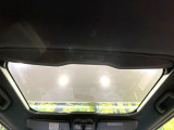 【ガラスルーフ】ガラスルーフ搭載で車内の解放感が一気にアップ!開放的なドライブをお楽しみいただけます。