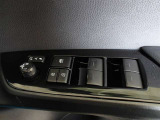 パワーウィンドウスイッチで運転席から全席の窓の開閉ができます。