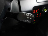 クルーズコントロール機能付き。高速道路などでアクセルを踏まず設定速度を保ち、ドライバーの負担を軽減します。