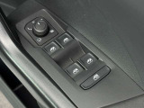 運転席ドアに集約されたパワーウィンドスイッチで、全窓をスマートに操作できます。