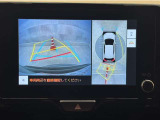 真上から見下ろしたような視点で車とその周囲を確認出来る画面と、車両後方を映し出すバックモニター画面の2つを表示してくれます。