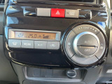 【オートエアコン】一度お好みの温度に設定すれば、車内の温度を検知し風量や温度を自動で調整。暑い&hellip;寒い&hellip;と何度もスイッチ操作をする必要はありません。快適な車内空間には必須の機能ですね♪
