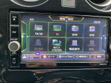 通信ユニット内蔵の日産純正メモリーナビ(MM319D-W)装備、音声対話検索やスマホアプリと連動などに対応した高機能ナビ。高精細液晶による高画質、多彩なメディア再生。