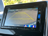 バックモニター装備。画面にて後方の確認が行えるので、バック駐車や車庫入れの際には重宝します。車の運転に慣れない方でも安心のガイドライン表示機能付。