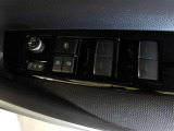パワーウィンドウスイッチで運転席から全席の窓の開閉ができます。