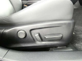 【電動シート】運転席の位置調整はスイッチ操作だけ!微調整もできますよ。