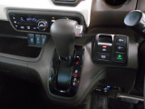 インパネシフトだから視線の移動も少なく足元もスッキリ。運転席もゆったりしているのでゆとりを持ってドライブできますね。