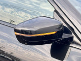 追い越し車線上を急接近してくる車両を認識してミラー内側に組み込まれたインジケータを点滅させドライバーに警告します。注意喚起に気づかず、ドライバーがそのまま車線を越えた場合には車線維持をサポートします。