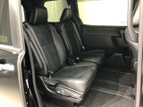 【後部座席】も当然、綺麗・清潔に仕上げております。内装の綺麗なお車は気持ちが良いですし、コンディションのいい車が多いです。これもオススメの1台です。
