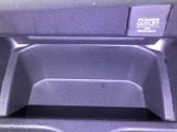 足元部分にはちょっとした小物を入れるのに便利な収納BOXもあります。