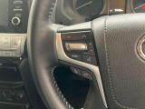 運転中、オーディオの操作をしてて、ハッとしたことはありませんか?ステアリングスイッチは、運転中でもハンドルでオーディオの操作が可能です。安全なドライブをサポートします。