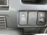 重たい物を積むと前方が持ち上がり対向車がヘッドライトで眩しくなりますのでこのダイアルで調整できます。