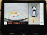 真上から見下ろしたような視点で車とその周囲を確認出来る画面と、車両後方を映し出すバックモニター画面の2つを表示してくれます。