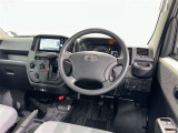 運転席まわりです。 各操作スイッチは使いやすい位置に配置されてます。